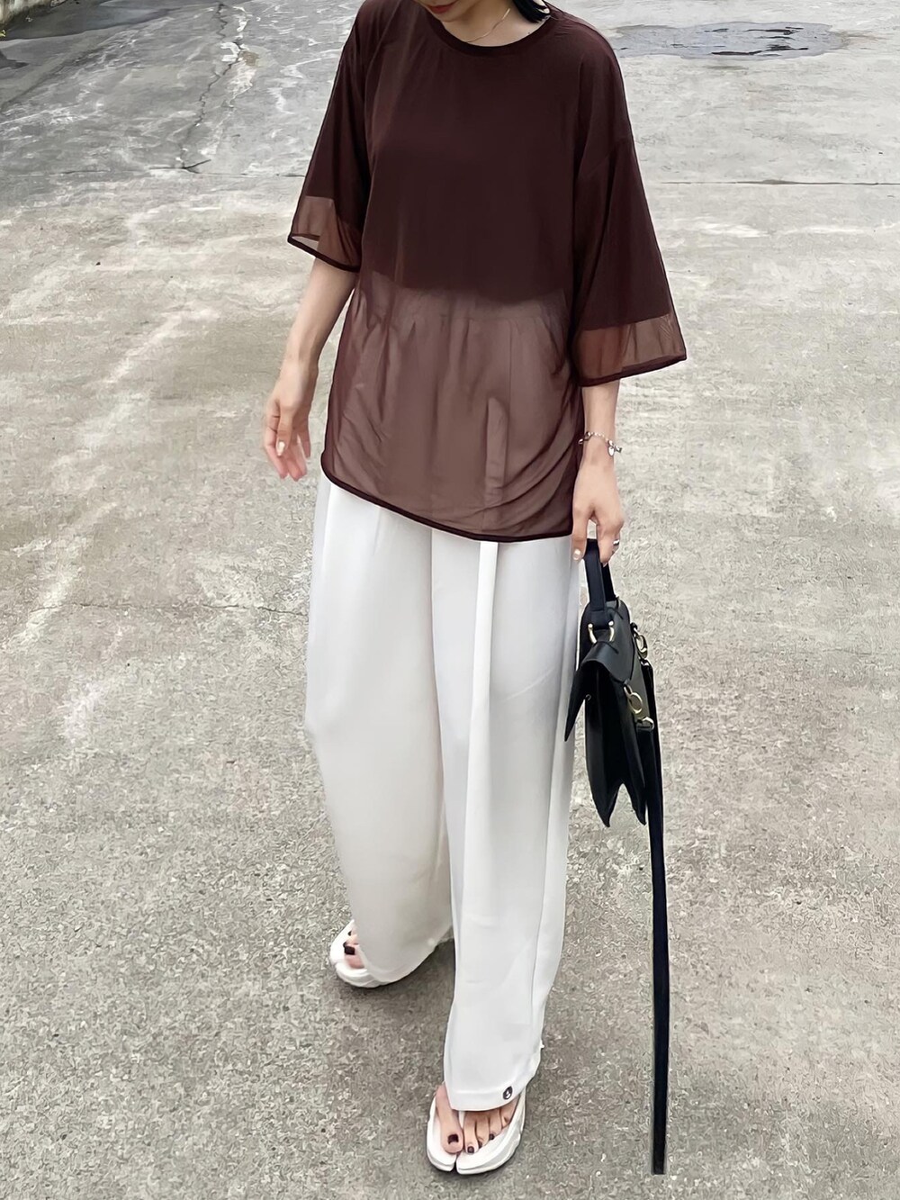 ブラウン系のTシャツ/カットソー、ホワイト系のその他パンツ、ブラウン系のサンダルを着用したレディースの夏コーディネートの3枚目の写真