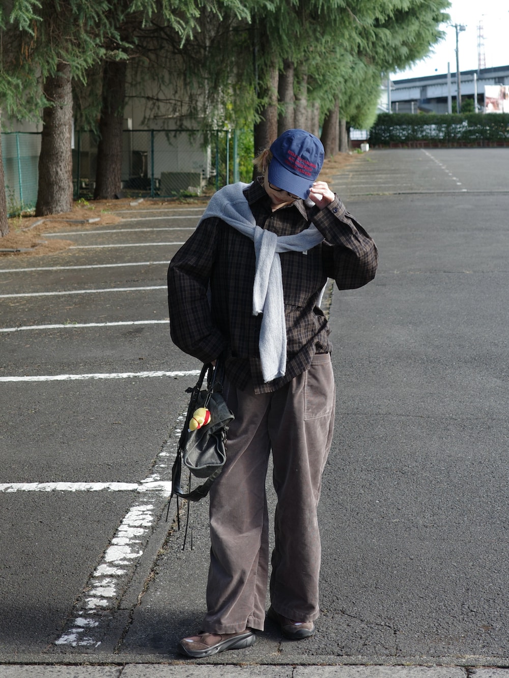 ブラック系のシャツ/ブラウス、グリーン系のニット/セーターを着用したレディースの秋コーディネートの2枚目の写真