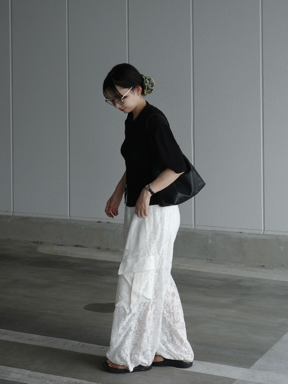 ブラック系のショルダーバッグ、ホワイト系のカーゴパンツ、ブラック系のカーディガン/ボレロを着用したレディースの夏コーディネートの3枚目の写真