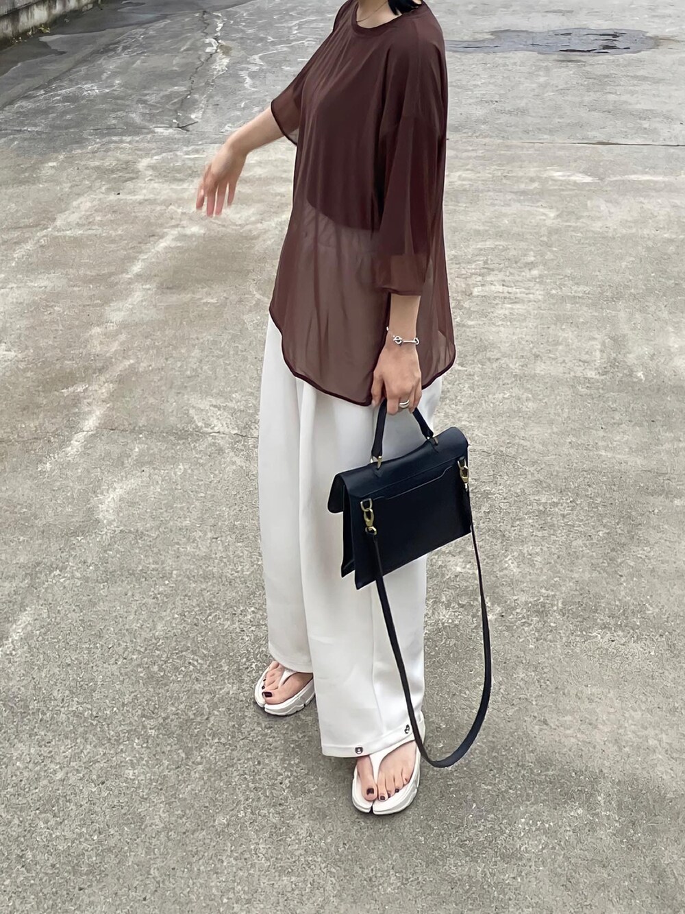 ブラウン系のTシャツ/カットソー、ホワイト系のその他パンツ、ブラウン系のサンダルを着用したレディースの夏コーディネートの2枚目の写真