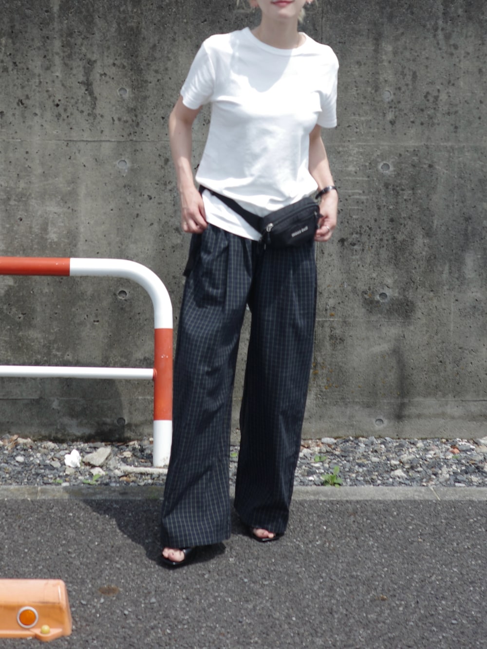 ブルー系のその他パンツ、ブラック系のボディバッグ/ウエストポーチを着用したレディースの夏コーディネートの3枚目の写真