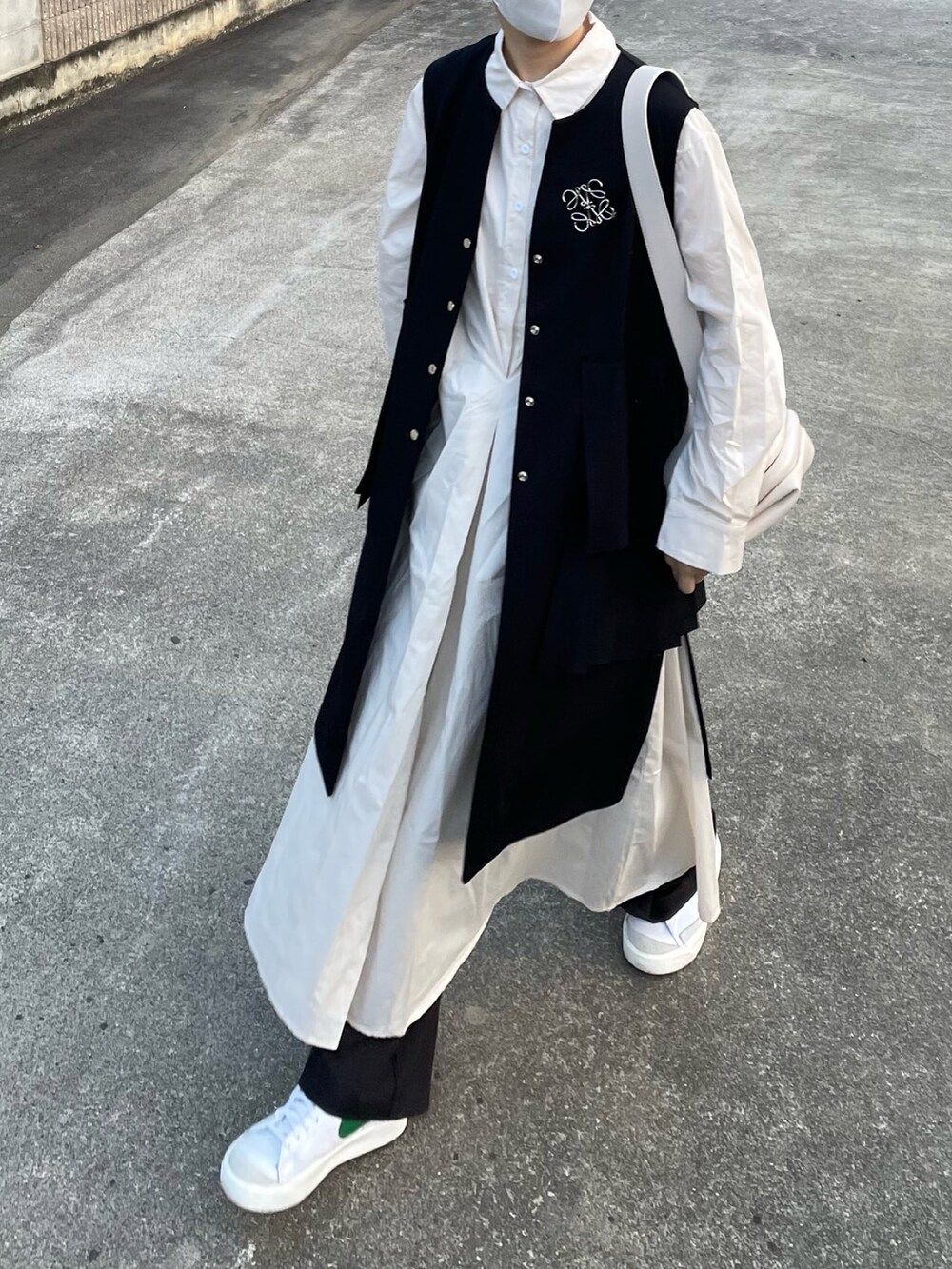 ブラック系のその他アウター、ブラック系のスラックス、シルバー系のブローチ/コサージュを着用したレディースの春コーディネートの2枚目の写真