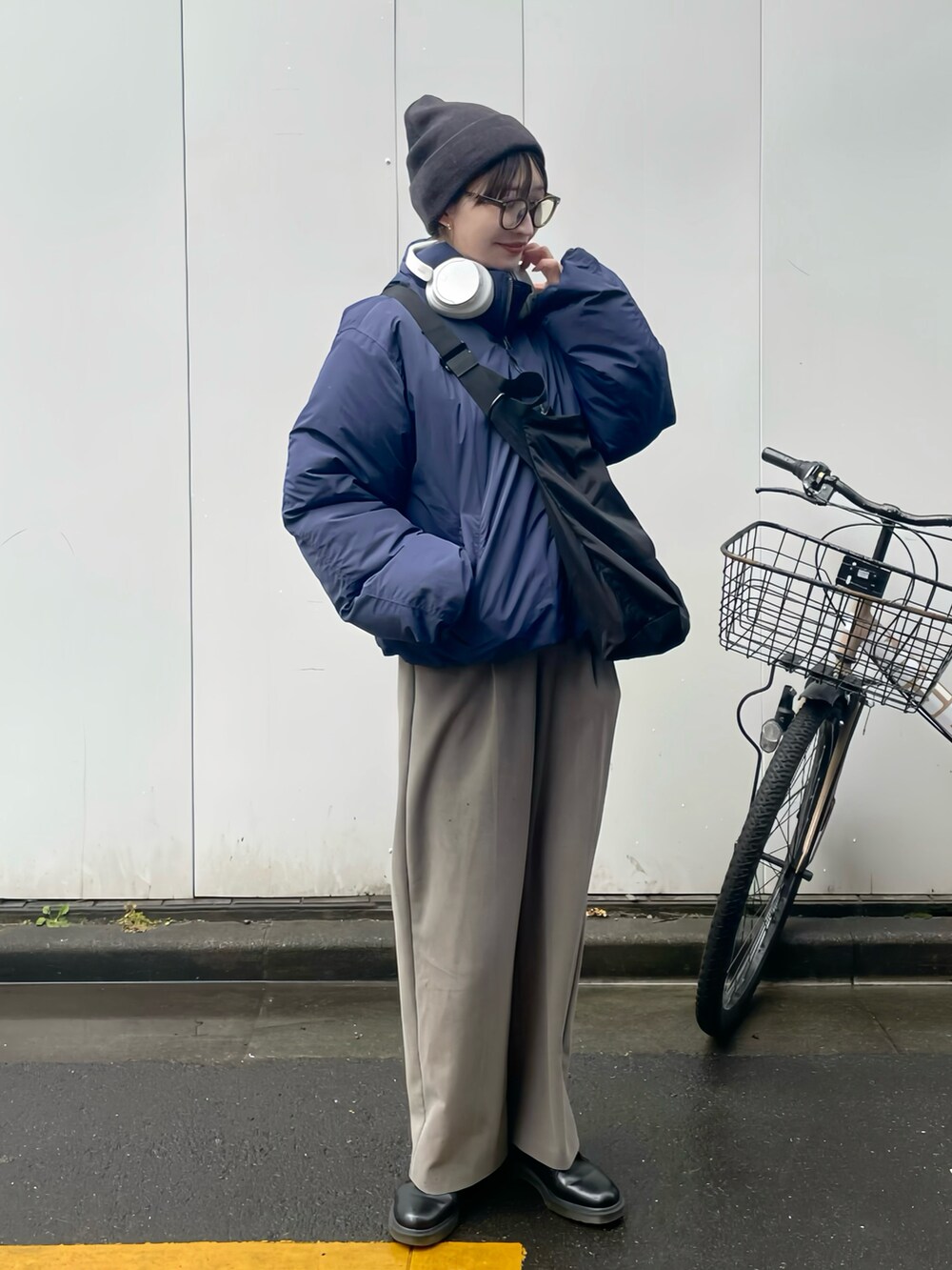 ブルー系のダウンジャケット/コート、ブラック系のショルダーバッグを着用したレディースの冬コーディネートの3枚目の写真