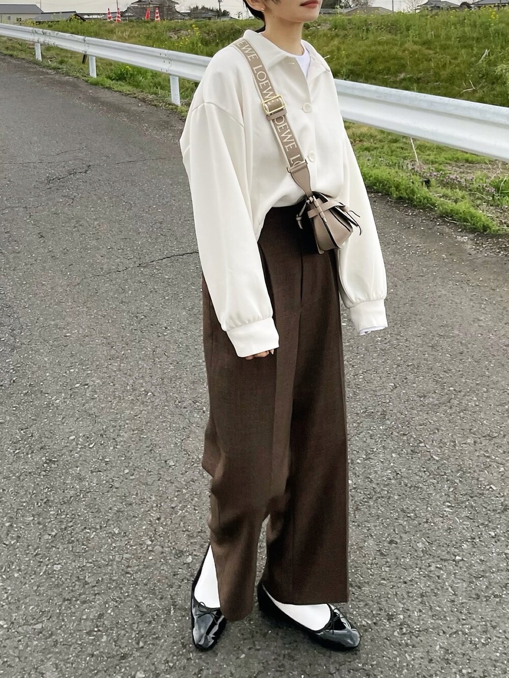 ブラウン系のその他パンツ、ホワイト系のTシャツ/カットソー、ベージュ系のバッグを着用したレディースの春コーディネートの2枚目の写真