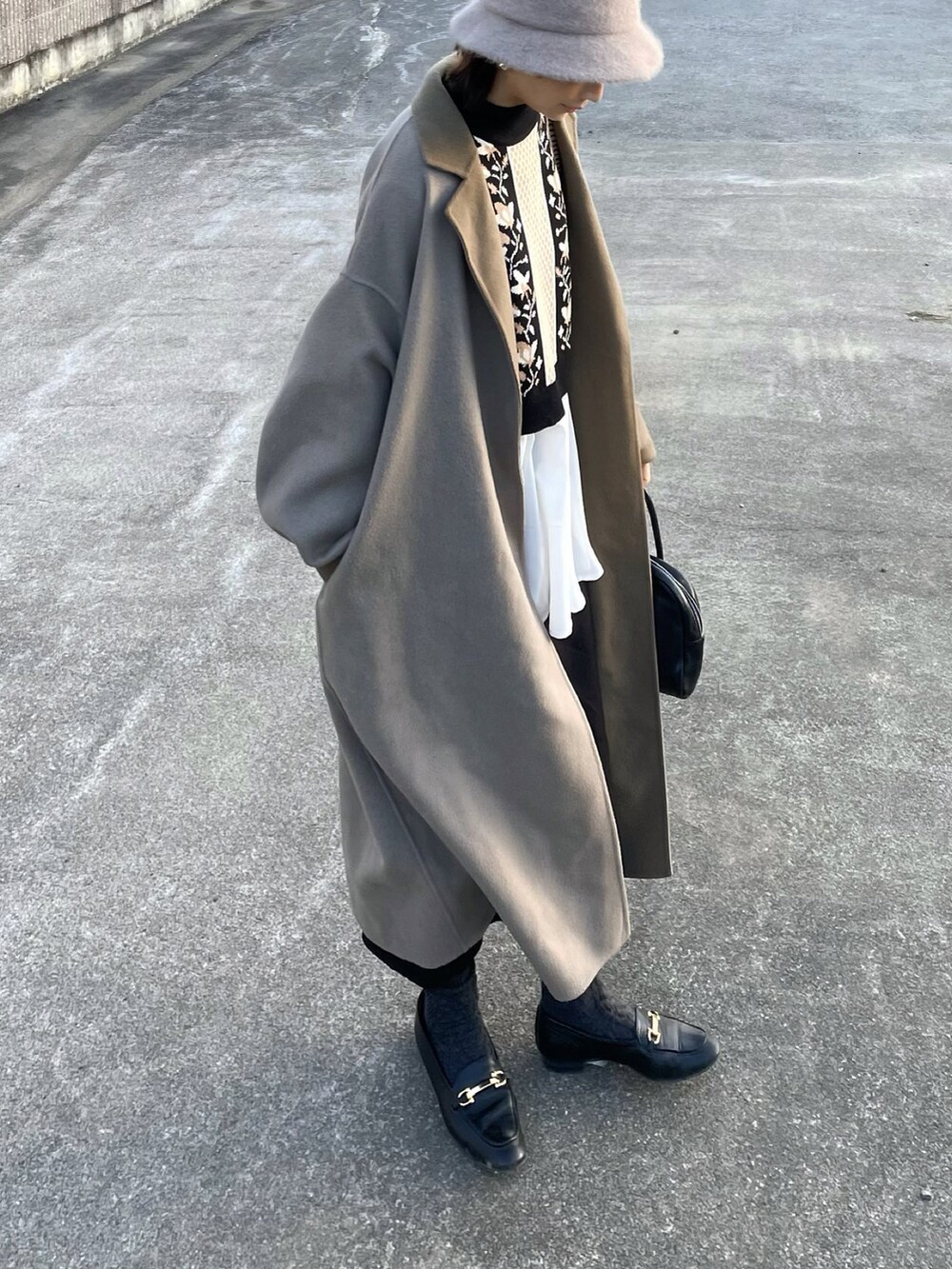 ブラック系のシャツ/ブラウス、グリーン系のチェスターコートを着用したレディースの冬コーディネートの2枚目の写真