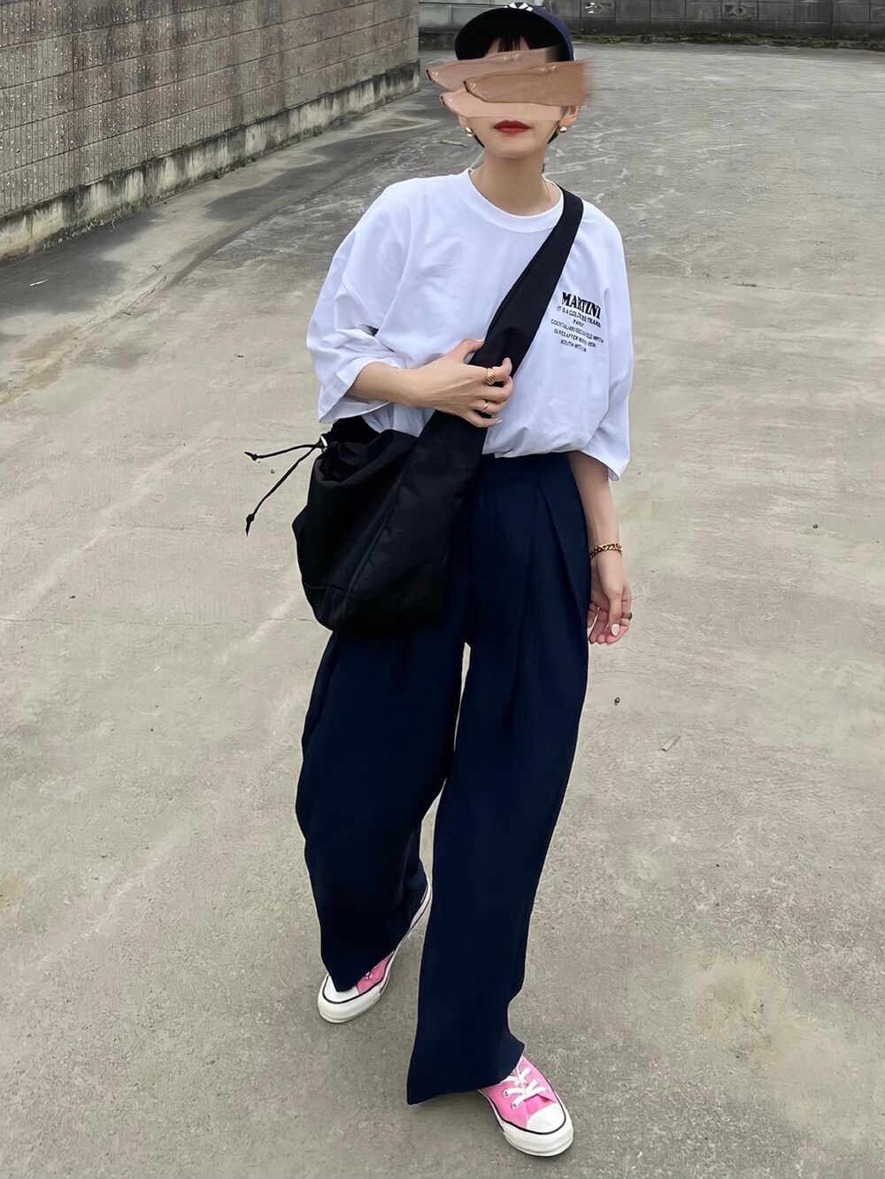 ブルー系のパンツ、ピンク系のスニーカーを着用したレディースの夏コーディネートの2枚目の写真