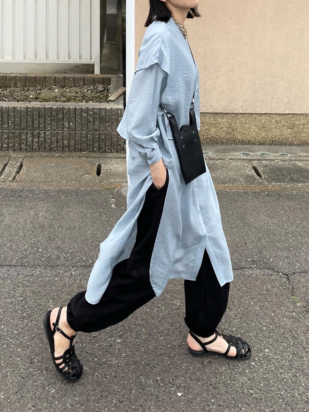 「大人カジュアル、春カラー、シンプル、きれいめカジュアル、おしゃれさんと繋がりたい、ootd」｜「Bonjour Saganのバンドカラーデザインシャツワンピース（ワンピース、ブルー系）」を使った、𝙔𝙐𝙆𝙄さん（レディース・162cm）の春コーディネートの2枚目の写真