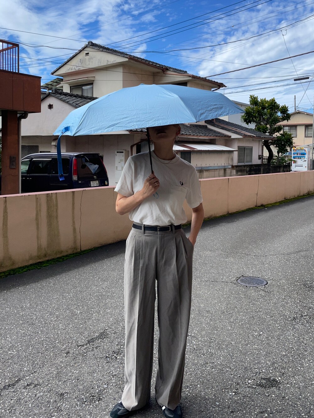 ホワイト系のTシャツ/カットソー、ブラック系のスニーカーを着用したレディースの秋コーディネートの2枚目の写真