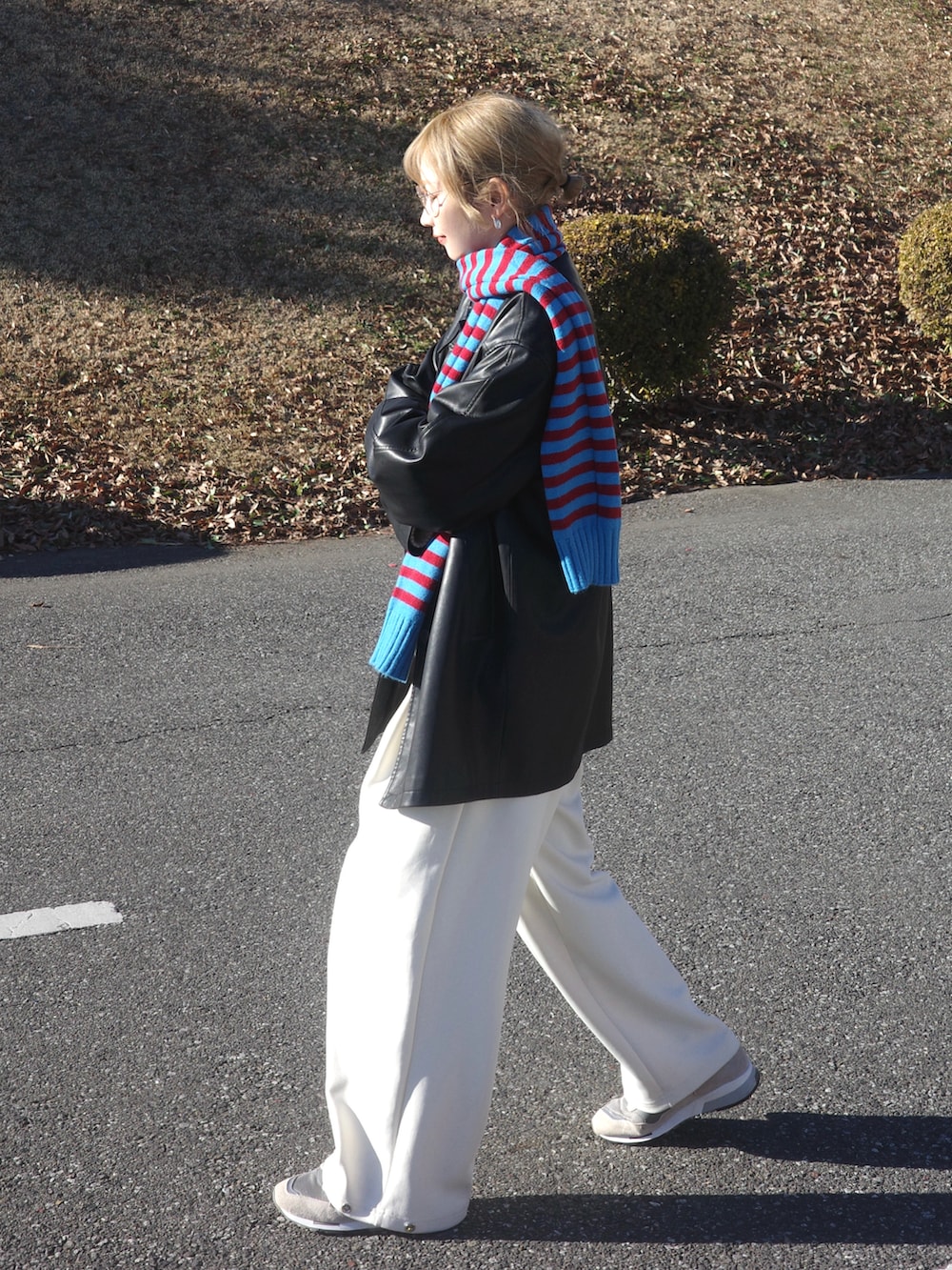 ブラック系のテーラードジャケットを着用したレディースの冬コーディネートの3枚目の写真