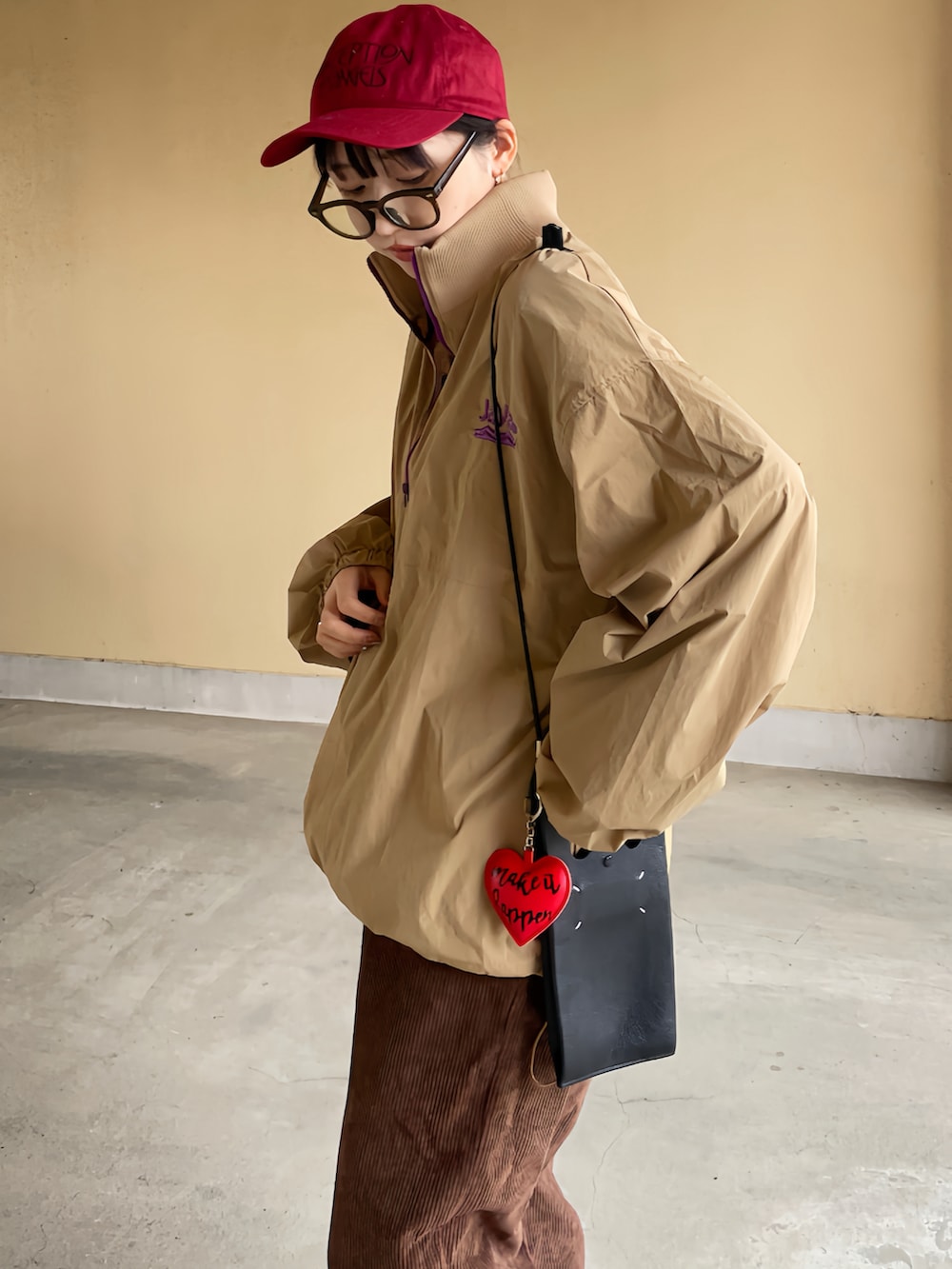 ベージュ系のブルゾン、イエロー系のスニーカーを着用したレディースの秋コーディネートの4枚目の写真