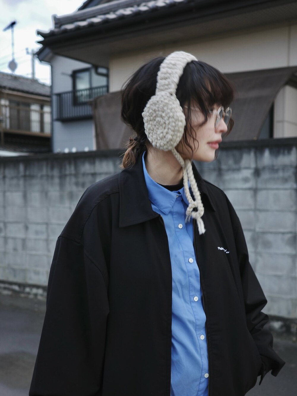 ブラック系のブルゾンを着用したレディースの冬コーディネートの3枚目の写真