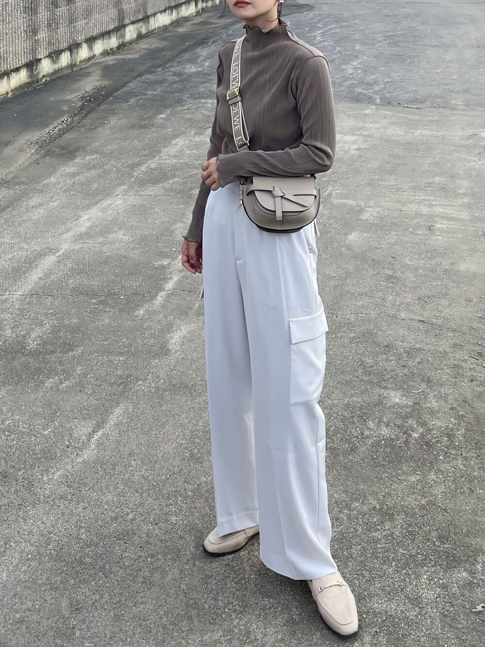 ブラウン系のTシャツ/カットソー、ベージュ系のカーゴパンツ、ベージュ系のバッグを着用したレディースの秋コーディネートの2枚目の写真