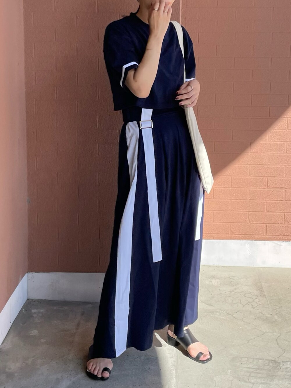 ブルー系のワンピースを着用したレディースの夏コーディネートの2枚目の写真