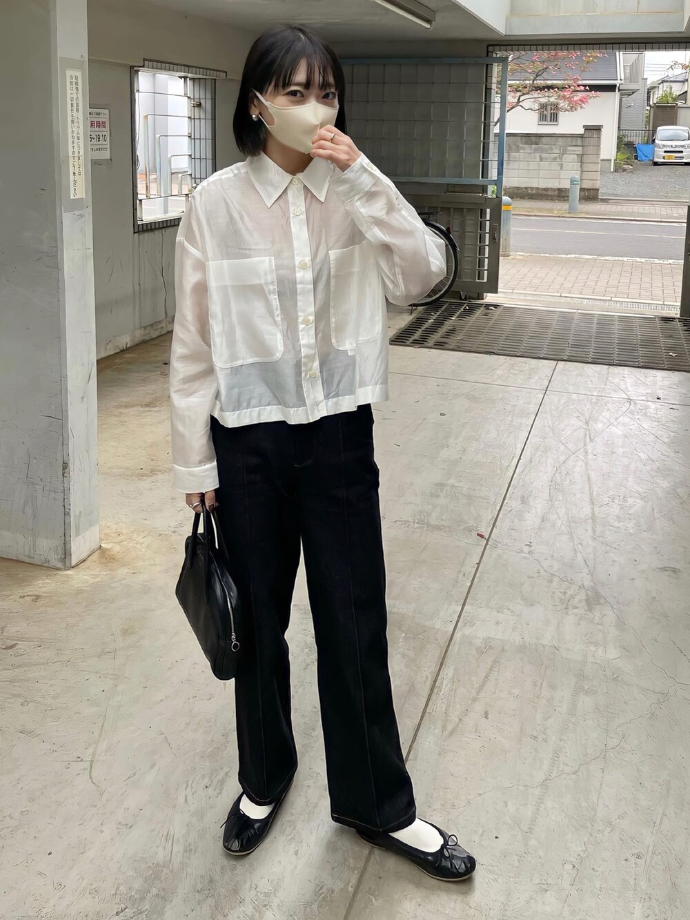 ホワイト系のトップス、ブラック系のバレエシューズを着用したレディースの春コーディネートの2枚目の写真