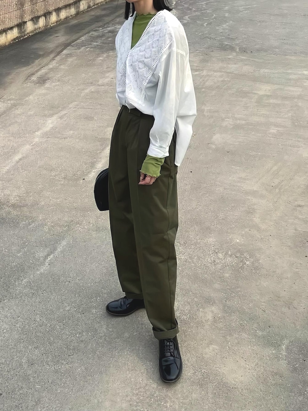 グリーン系のその他パンツを着用したレディースの春コーディネートの2枚目の写真