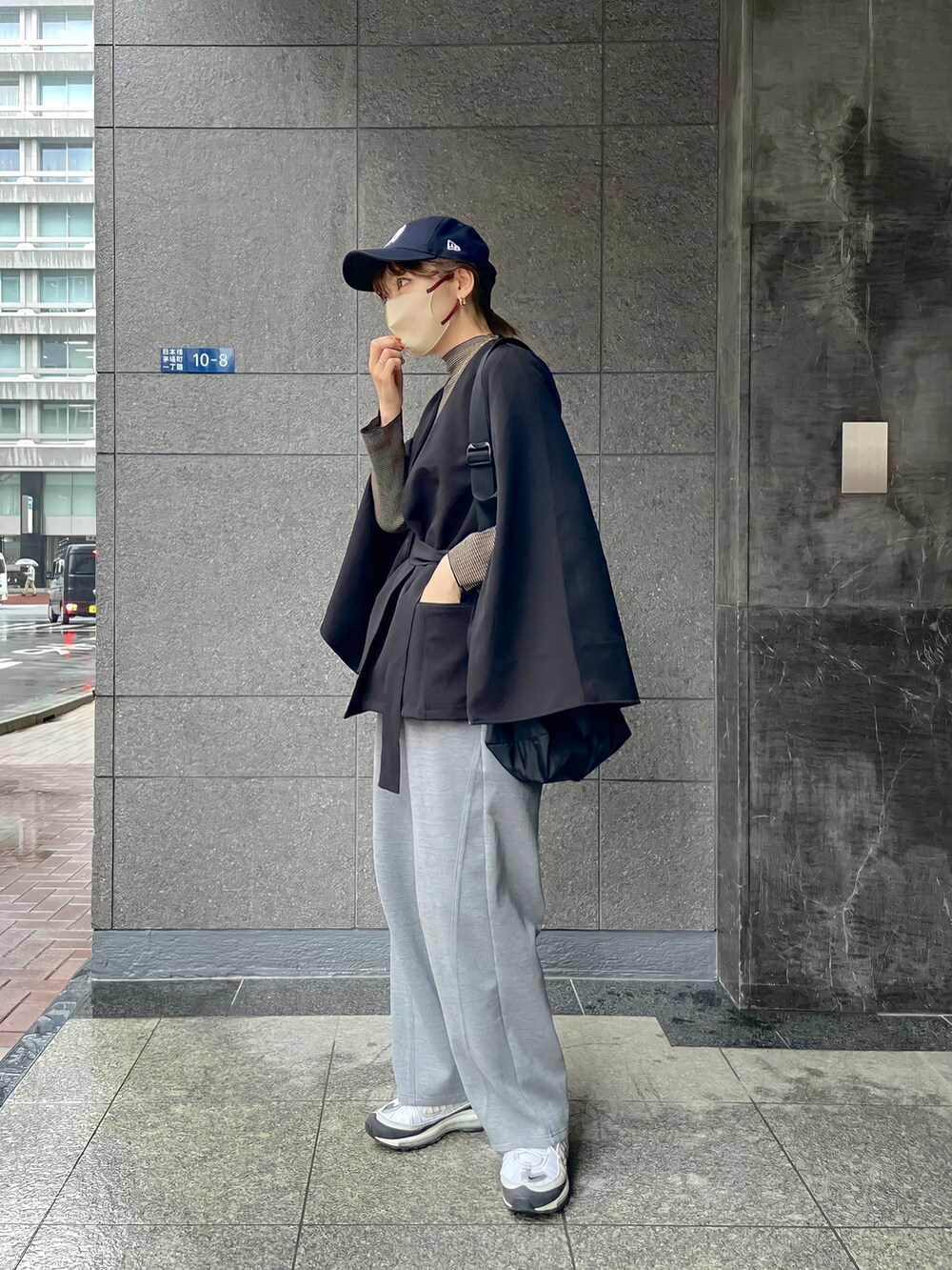 ベージュ系のニット/セーター、その他のスニーカーを着用したレディースの春コーディネートの2枚目の写真