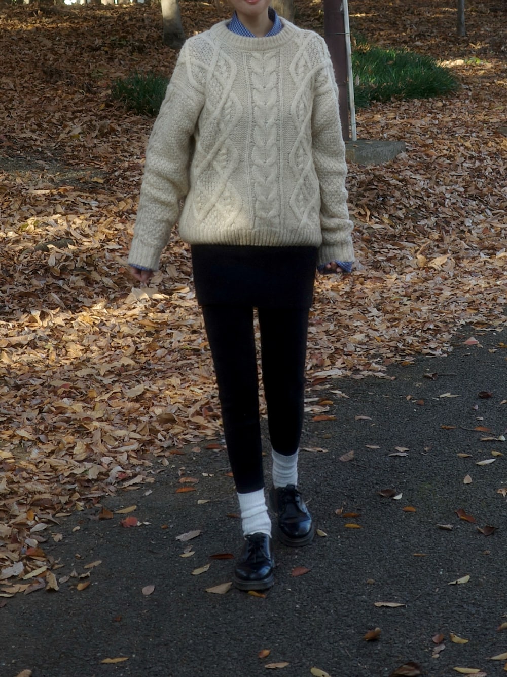 ブラック系のレギンス/スパッツを着用したレディースの冬コーディネートの3枚目の写真