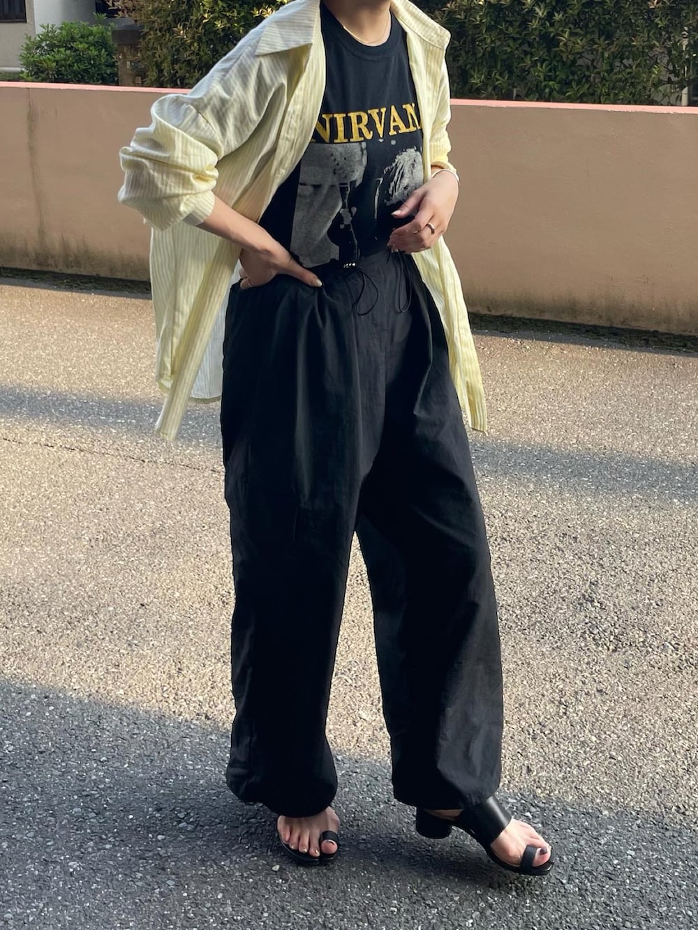 ブラック系のその他パンツ、ブラック系のサンダル、イエロー系のシャツ/ブラウスを着用したレディースの春コーディネートの2枚目の写真