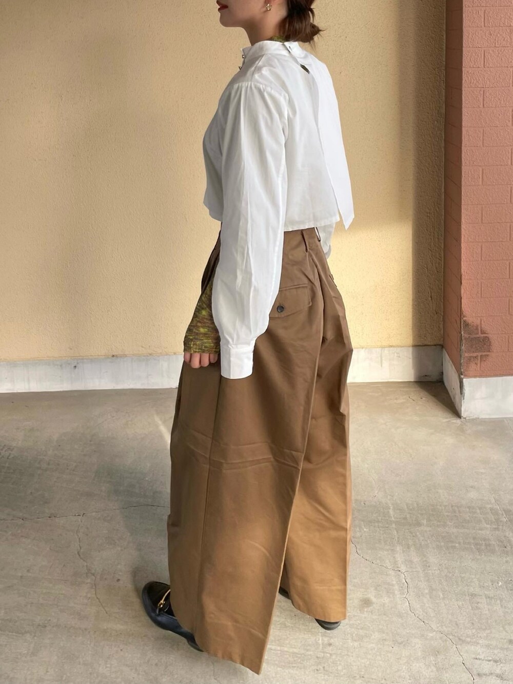 ホワイト系のトップス、イエロー系のニット/セーターを着用したレディースの春コーディネートの3枚目の写真