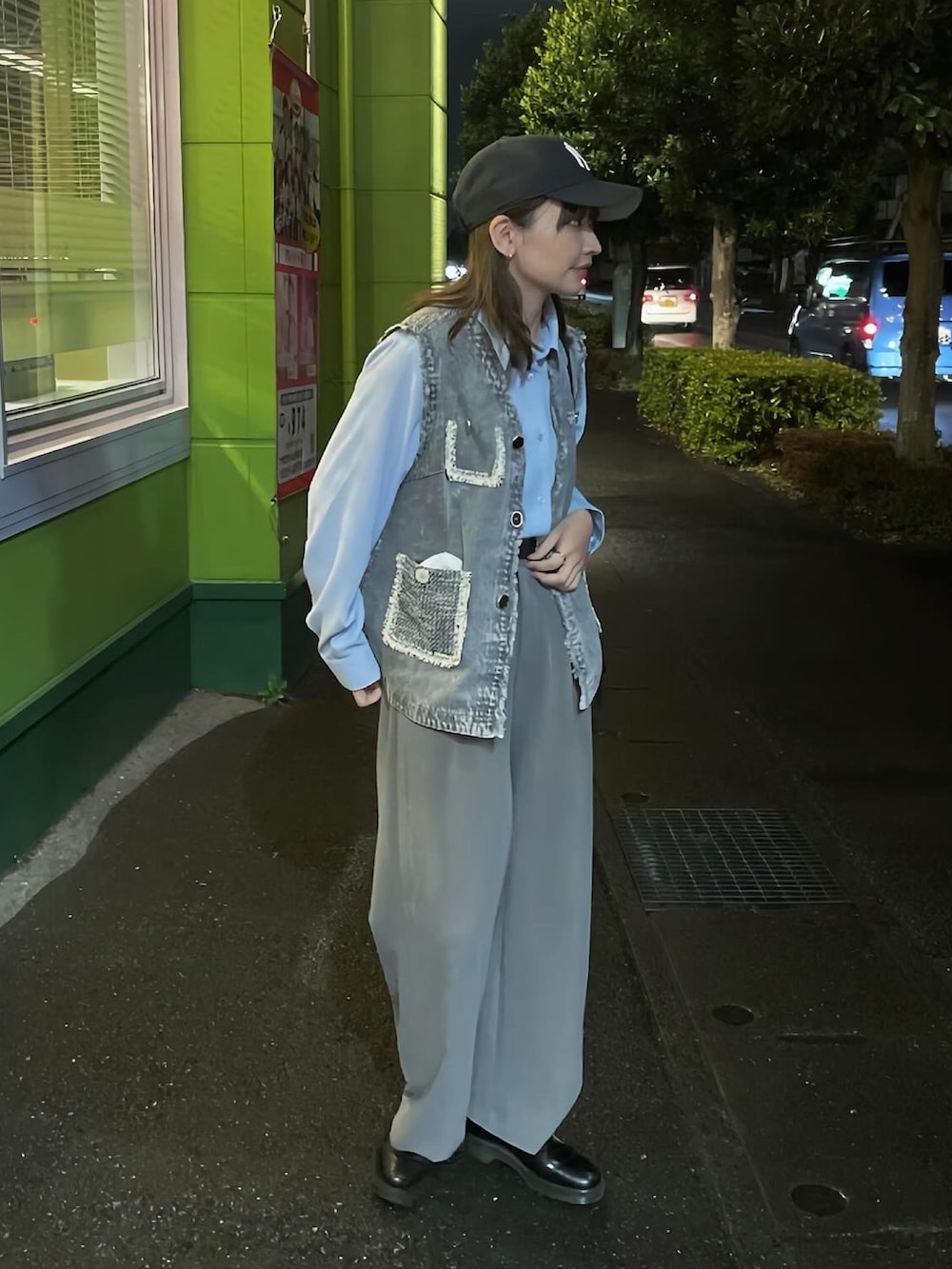 グレー系のベスト、ブルー系のキャップを着用したレディースの冬コーディネートの2枚目の写真