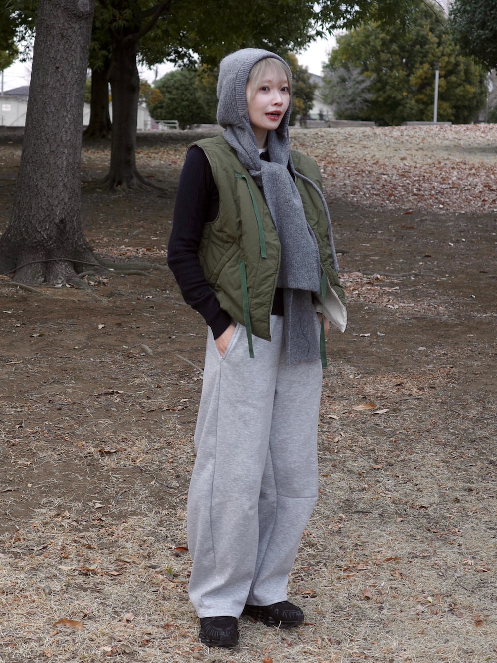 ブルー系のニット/セーター、ブラック系のスニーカーを着用したレディースの冬コーディネートの2枚目の写真