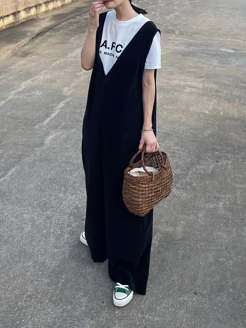 ホワイト系のTシャツ/カットソー、ブラック系のサロペット/オーバーオール、グリーン系のスニーカーを着用したレディースの夏コーディネートの3枚目の写真