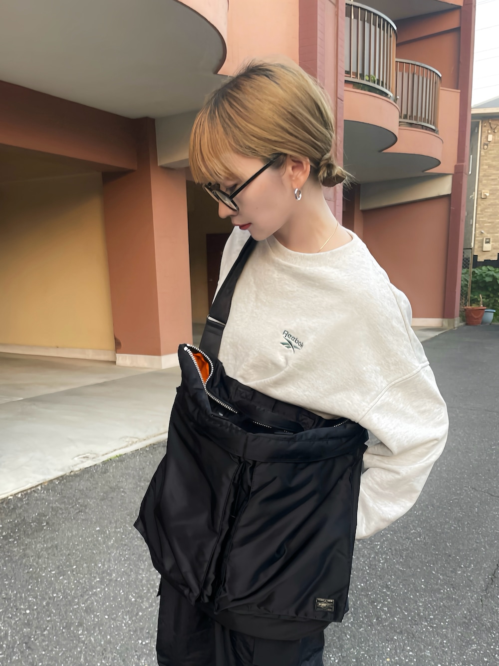 ブラック系のトートバッグ、グレー系のスウェット、ブラック系のその他パンツを着用したレディースの秋コーディネートの2枚目の写真