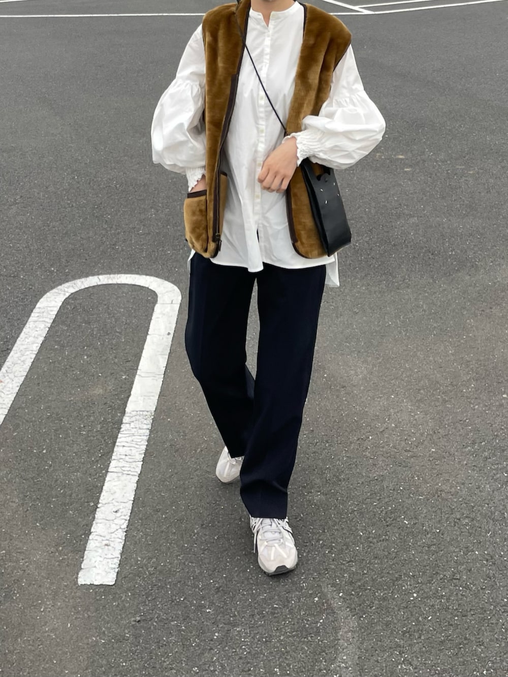 ブラウン系のその他アウター、ブルー系のスラックス、グレー系のスニーカーを着用したレディースの秋コーディネートの3枚目の写真