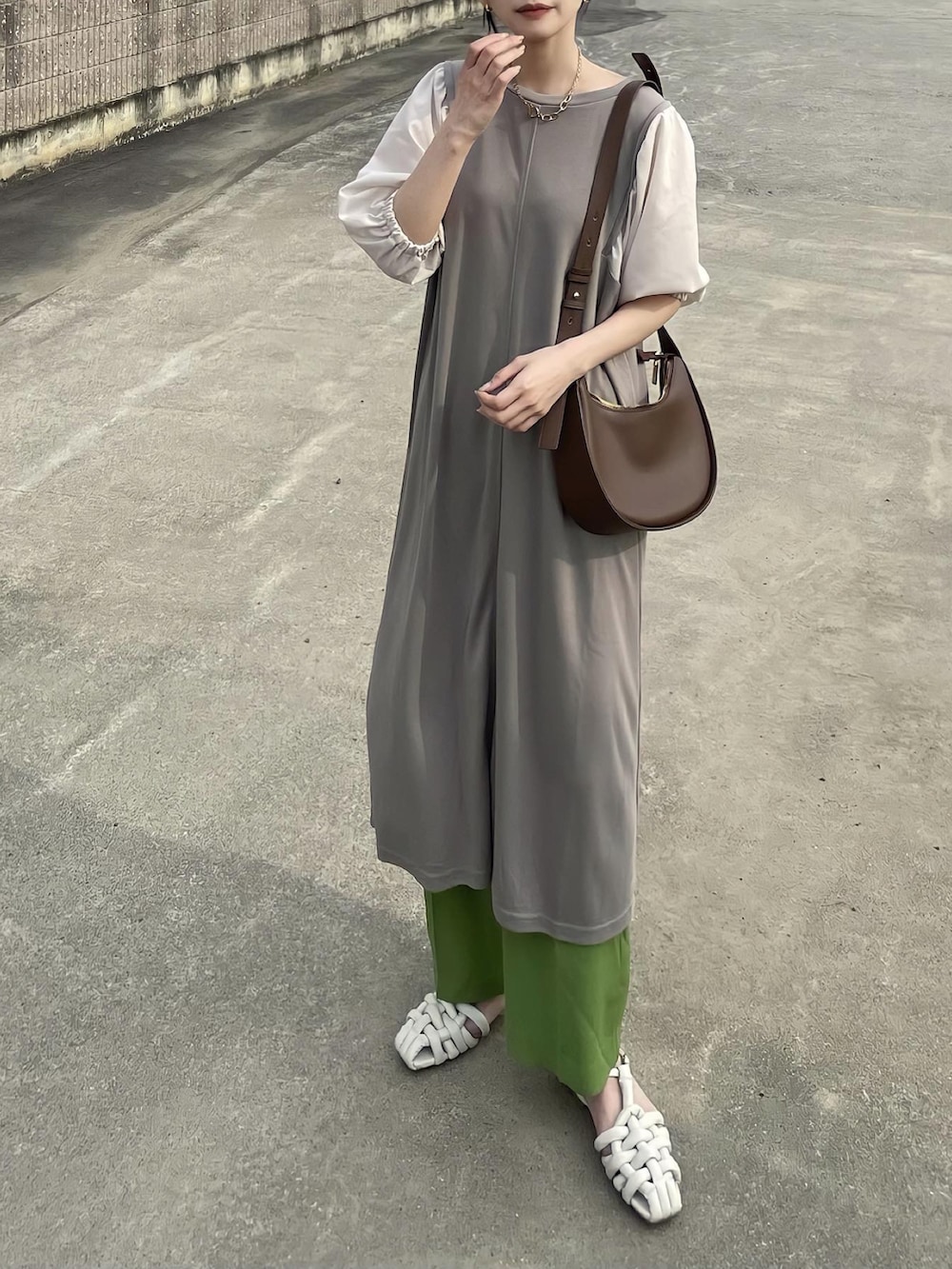 ベージュ系のワンピース、グリーン系のその他パンツ、ホワイト系のサンダルを着用したレディースの春コーディネートの2枚目の写真