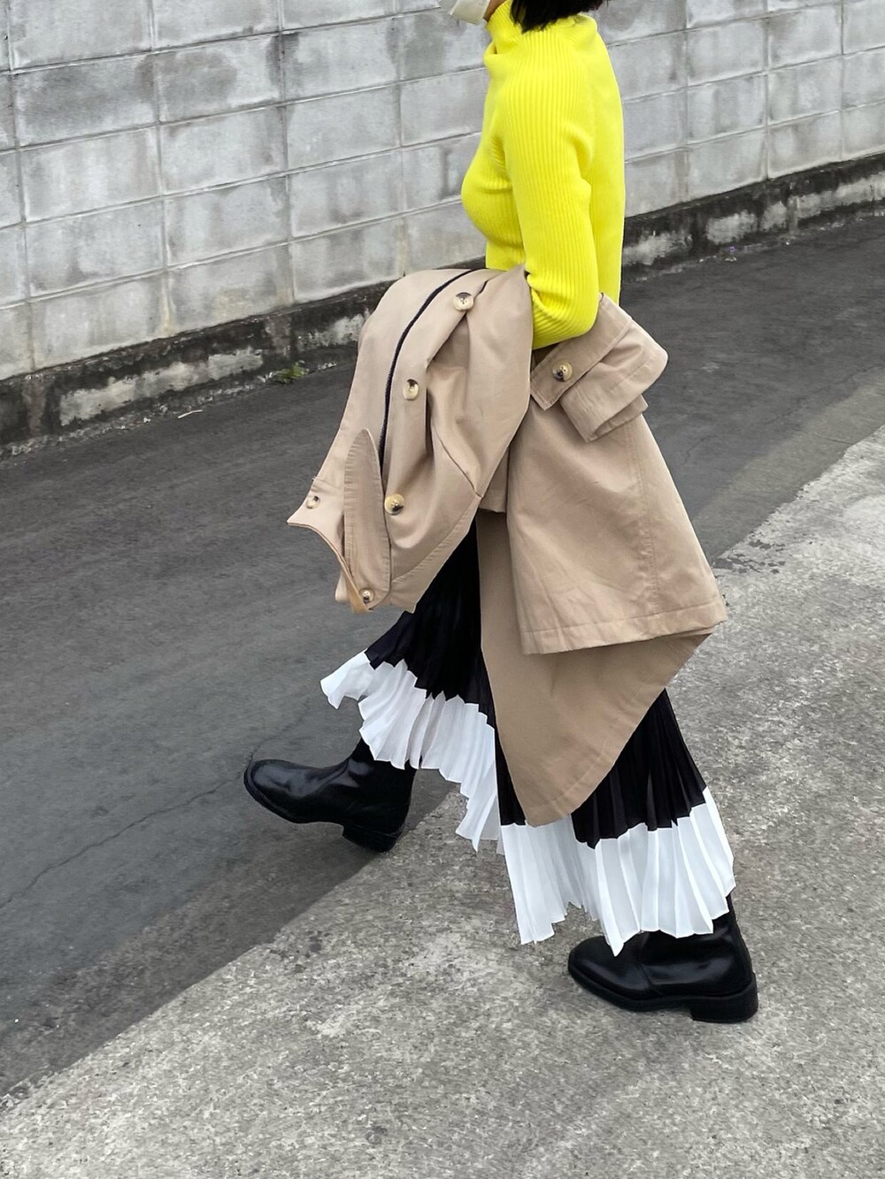 ベージュ系のジャケット/アウター、ブルー系のトートバッグを着用したレディースの春コーディネートの2枚目の写真