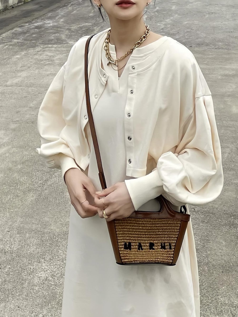 ホワイト系のワンピース、ベージュ系のショルダーバッグを着用したレディースの春コーディネートの3枚目の写真