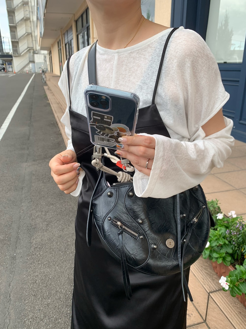 ブラック系のワンピース、その他のスニーカー、その他のスマホケース/カバーを着用したレディースの秋コーディネートの4枚目の写真