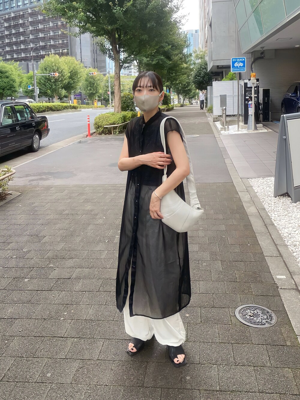 ホワイト系のその他パンツ、シルバー系のTシャツ/カットソーを着用したレディースの夏コーディネートの3枚目の写真