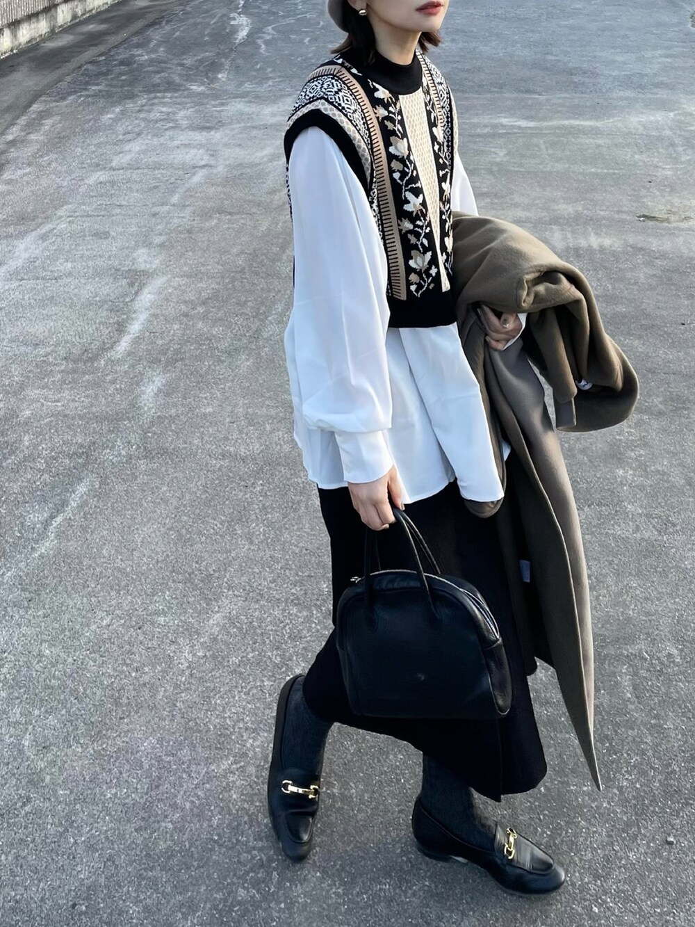 ブラック系のシャツ/ブラウス、グリーン系のチェスターコートを着用したレディースの冬コーディネートの3枚目の写真