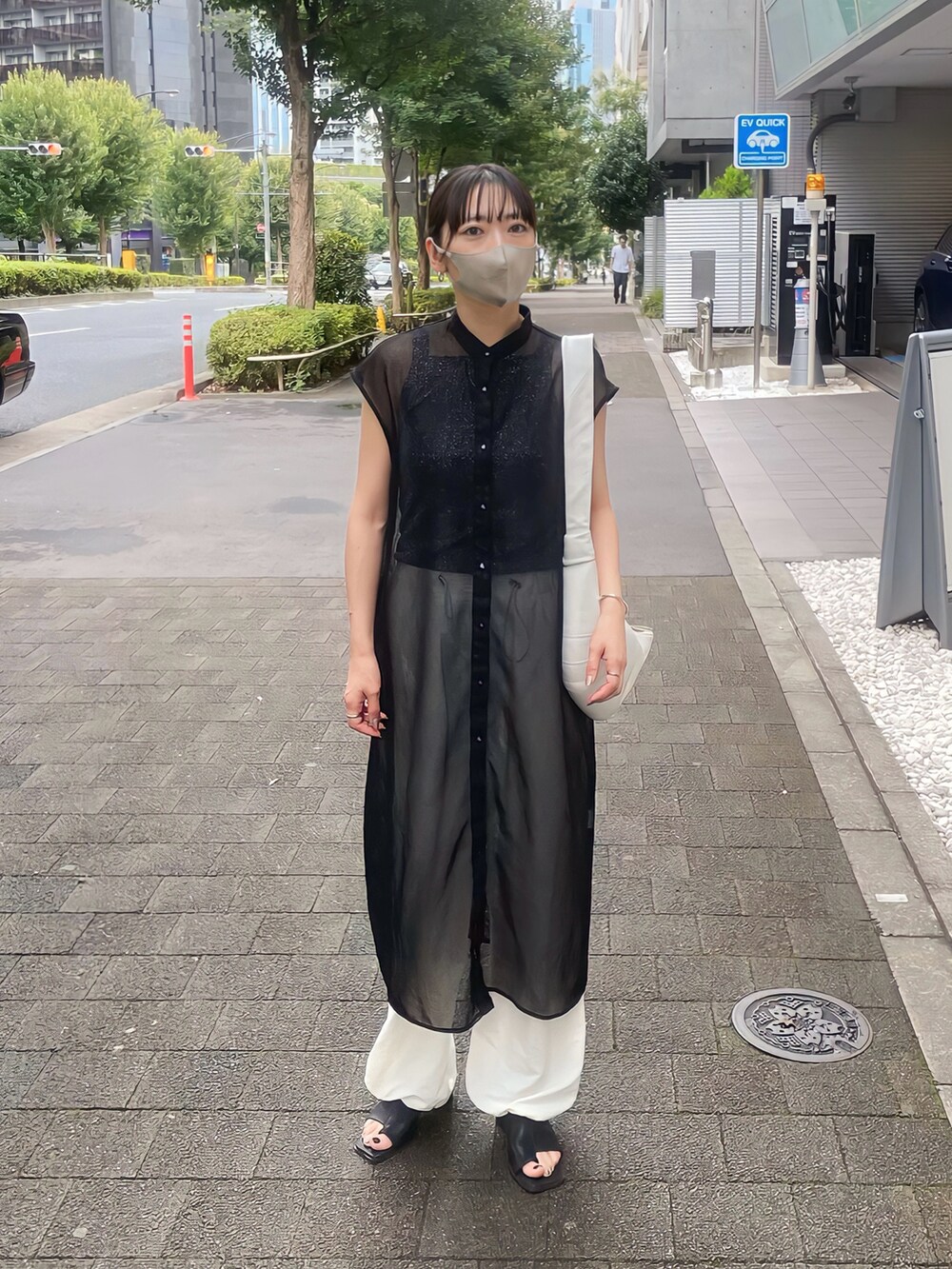 ホワイト系のその他パンツ、シルバー系のTシャツ/カットソーを着用したレディースの夏コーディネートの2枚目の写真