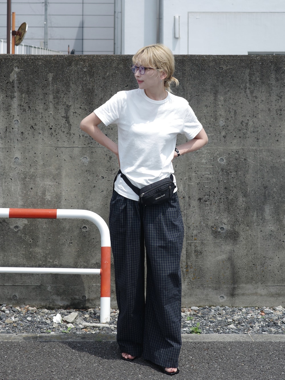 ブルー系のその他パンツ、ブラック系のボディバッグ/ウエストポーチを着用したレディースの夏コーディネートの2枚目の写真