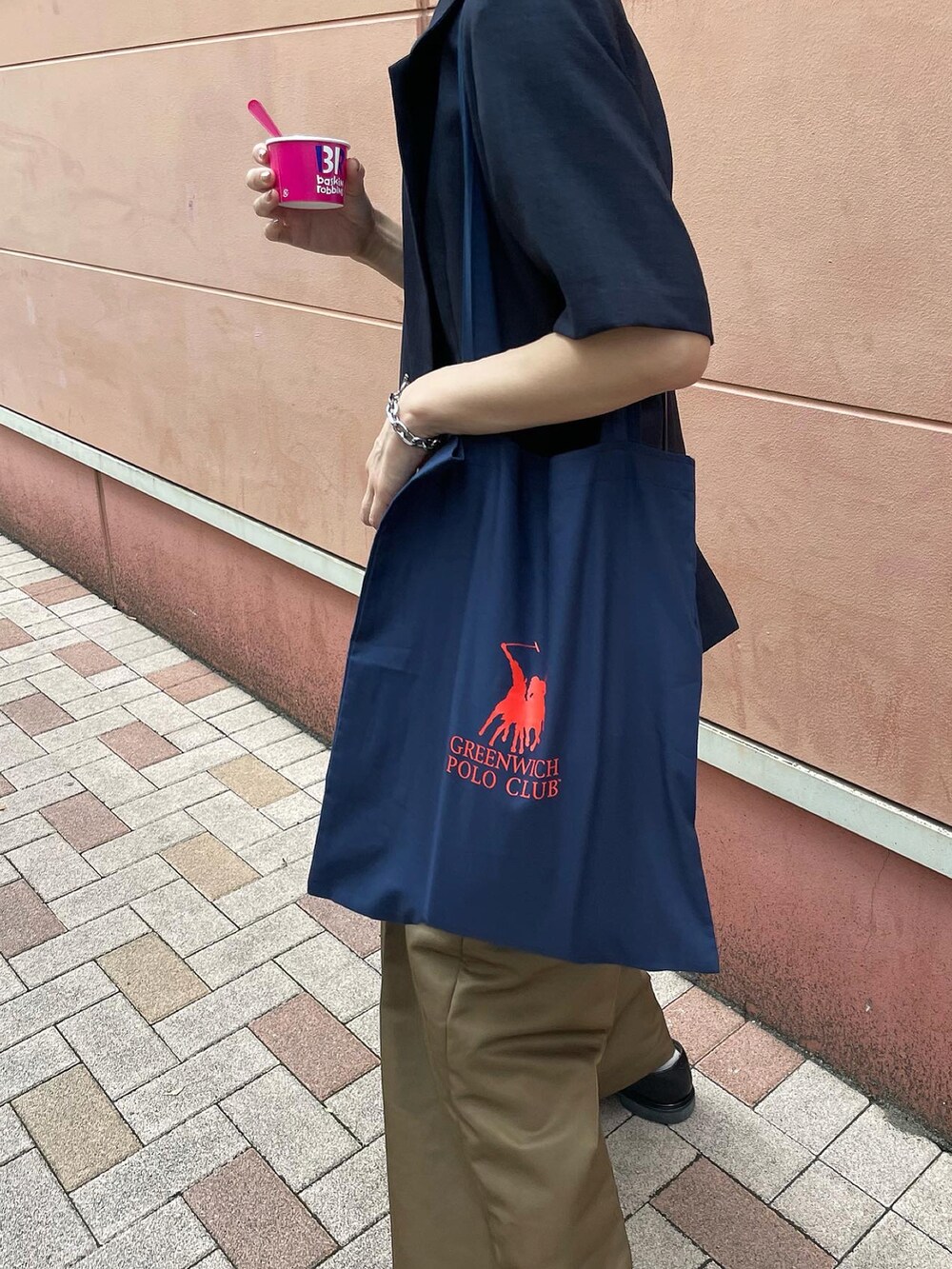 ブルー系のテーラードジャケットを着用したレディースの夏コーディネートの3枚目の写真