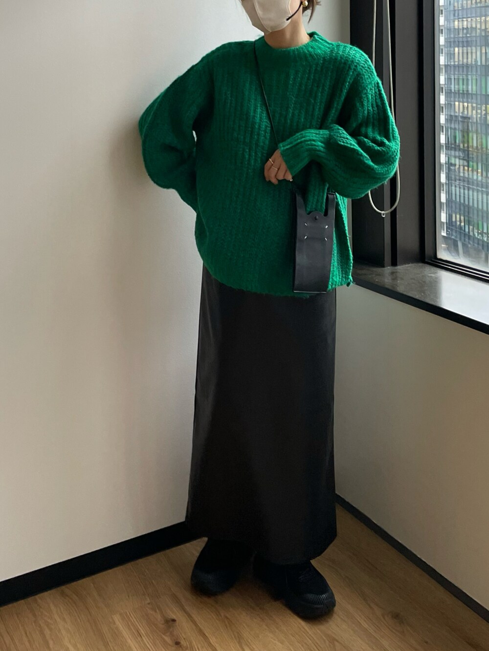 ブラック系のワンピースを着用したレディースの冬コーディネートの2枚目の写真