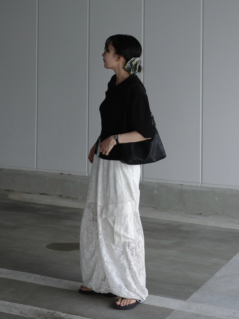 ブラック系のショルダーバッグ、ホワイト系のカーゴパンツ、ブラック系のカーディガン/ボレロを着用したレディースの夏コーディネートの4枚目の写真