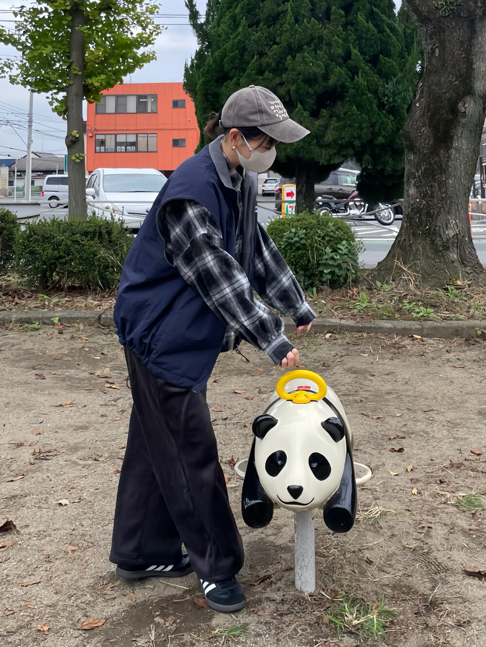 ブルー系のベスト、ブラック系のスニーカーを着用したレディースの秋コーディネートの3枚目の写真