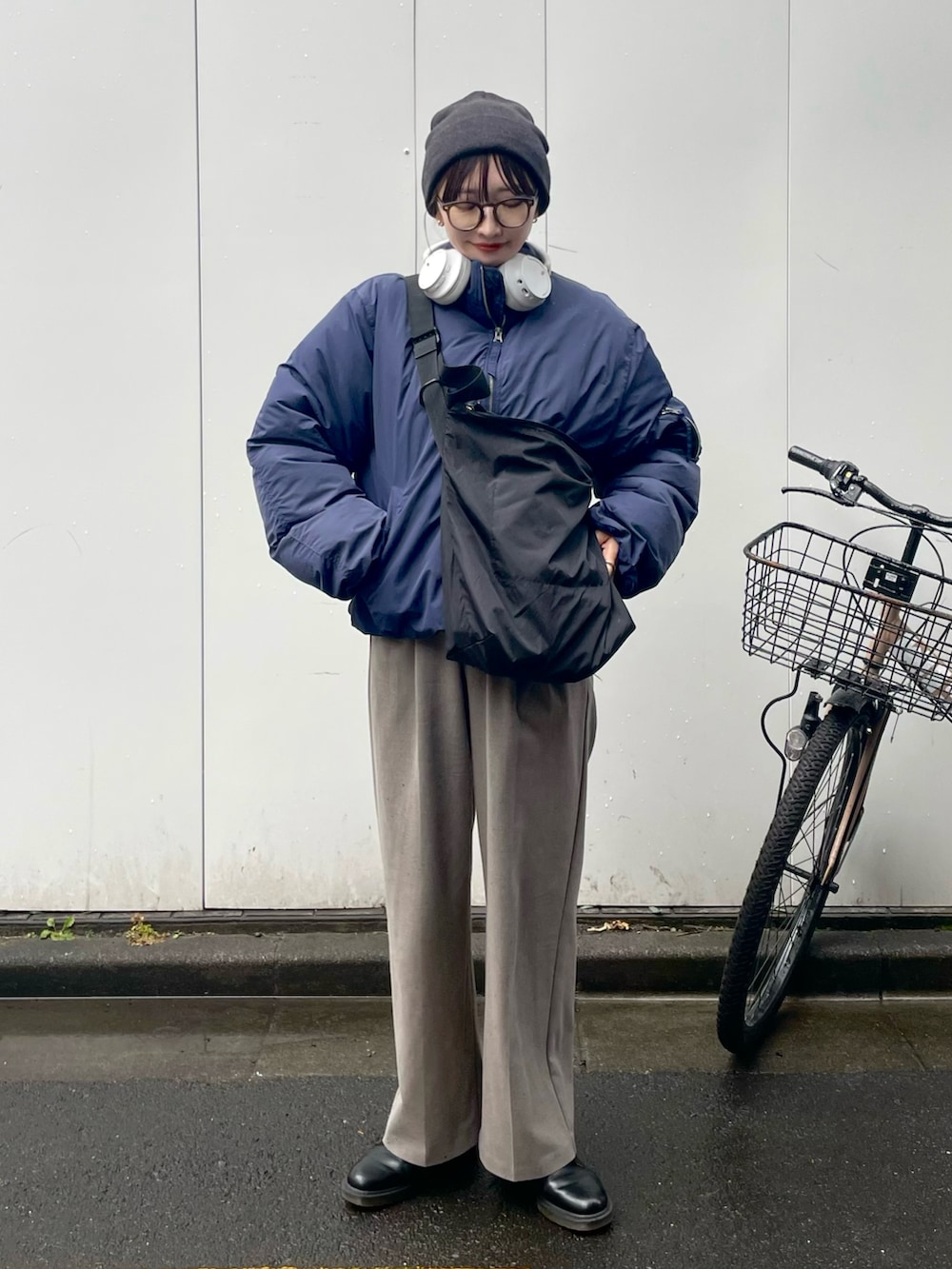 ブルー系のダウンジャケット/コート、ブラック系のショルダーバッグを着用したレディースの冬コーディネートの2枚目の写真