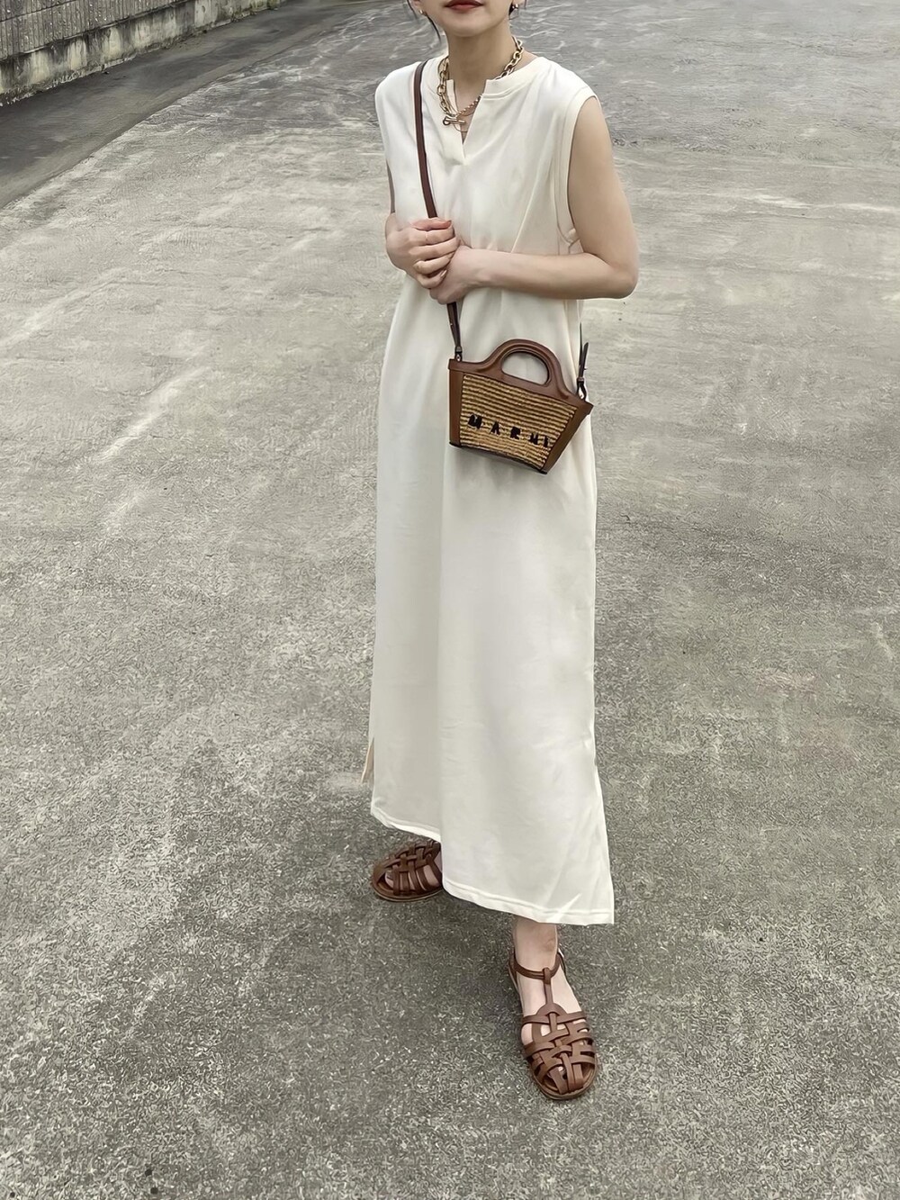 ホワイト系のワンピース、ベージュ系のショルダーバッグを着用したレディースの春コーディネートの2枚目の写真