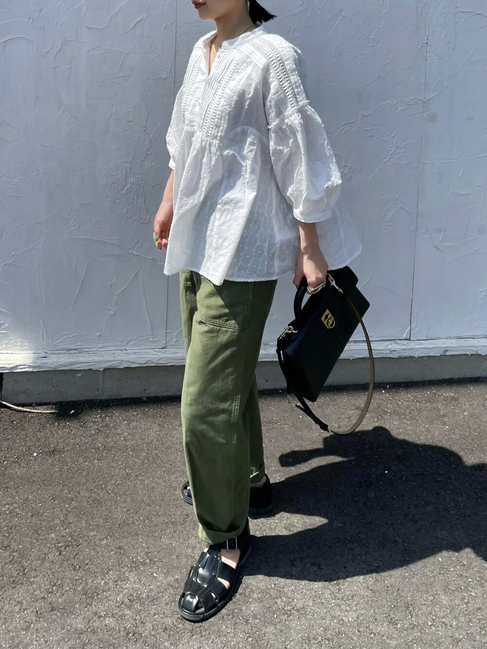 ホワイト系のシャツ/ブラウス、グリーン系のその他パンツ、ブラック系のドレスシューズを着用したレディースの春コーディネートの2枚目の写真