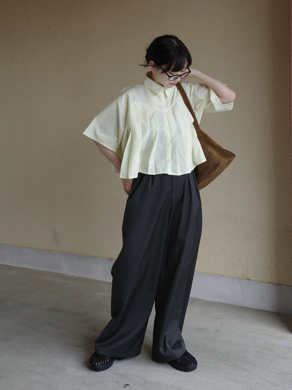 イエロー系のシャツ/ブラウス、イエロー系のショルダーバッグを着用したレディースの春コーディネートの3枚目の写真