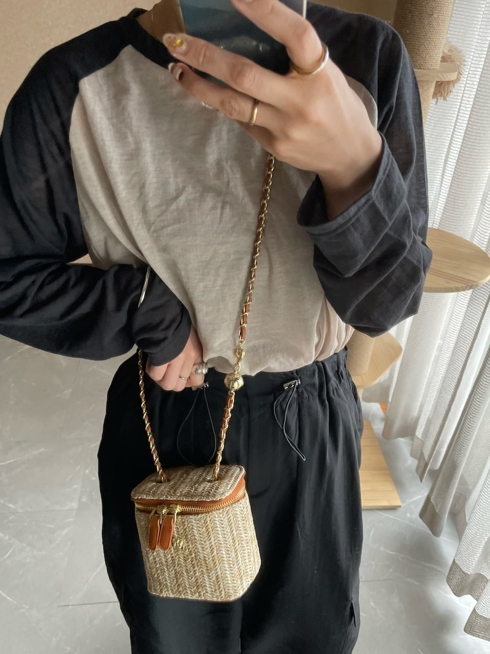 ブラック系のその他パンツ、ブラック系のTシャツ/カットソーを着用したレディースの春コーディネートの2枚目の写真