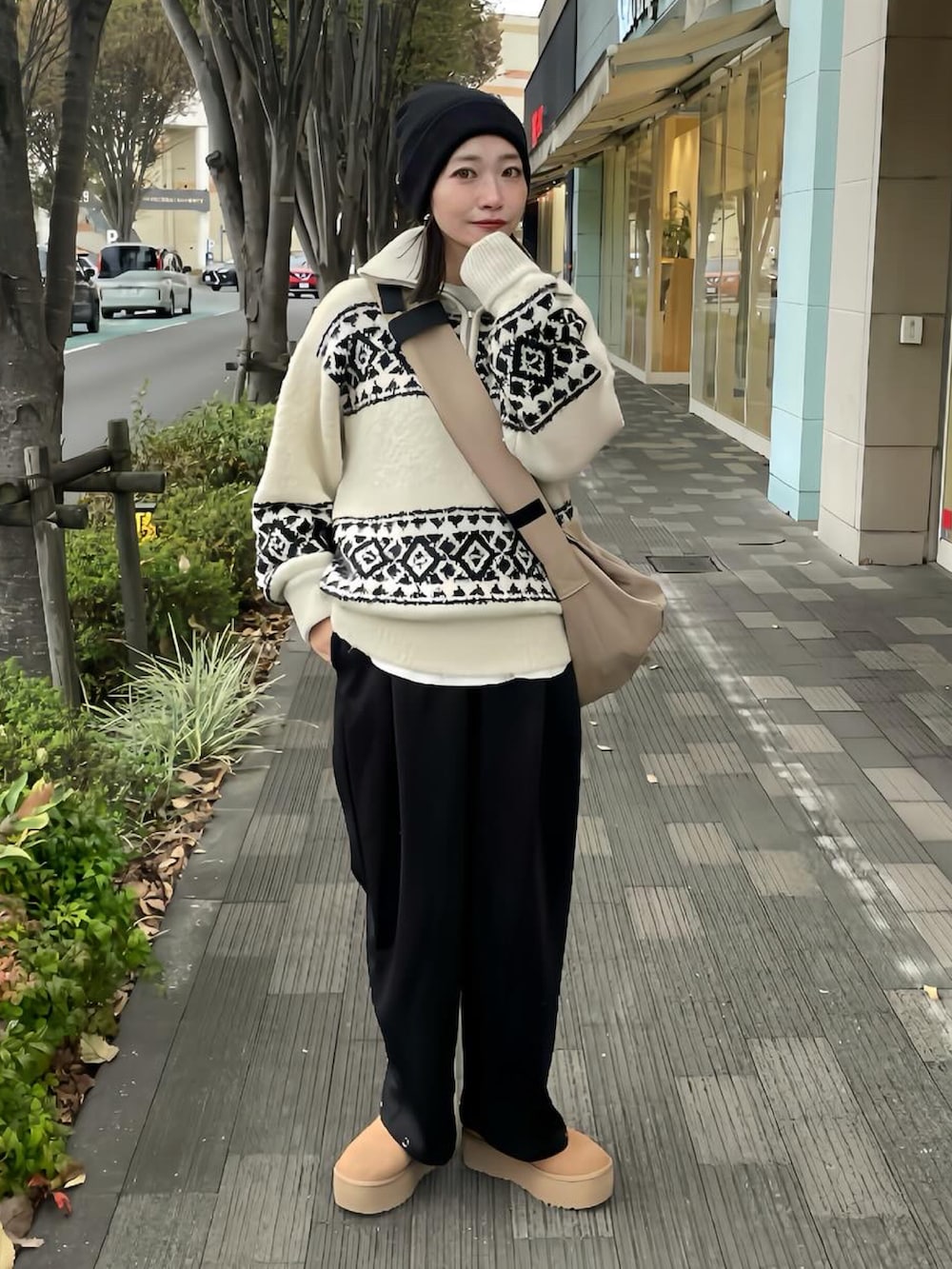 ブラック系のその他パンツ、イエロー系のブーツ、ベージュ系のメッセンジャーバッグを着用したレディースの秋コーディネートの2枚目の写真