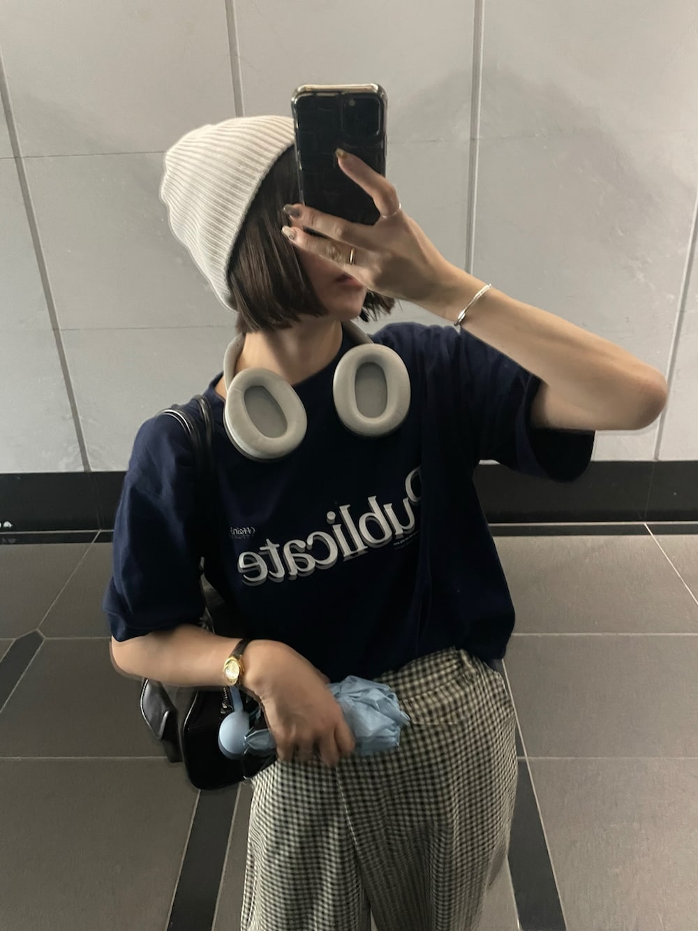 ブルー系のTシャツ/カットソー、その他のスラックスを着用したレディースの夏コーディネートの2枚目の写真