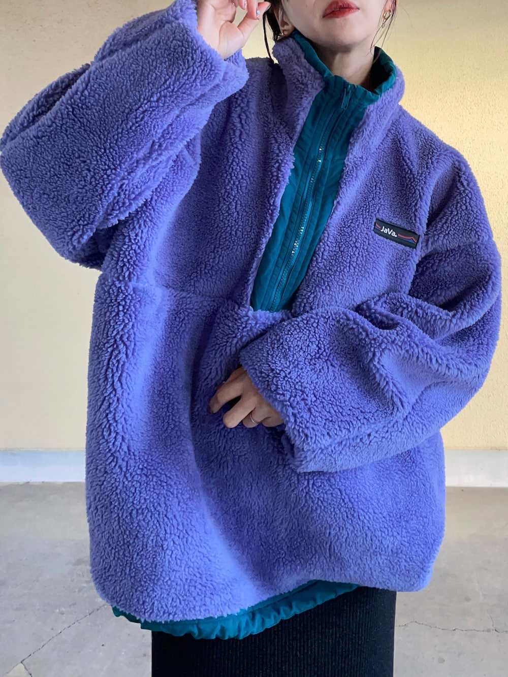 ブルー系のブルゾン、ベージュ系のモカシン/デッキシューズを着用したレディースの秋コーディネートの3枚目の写真