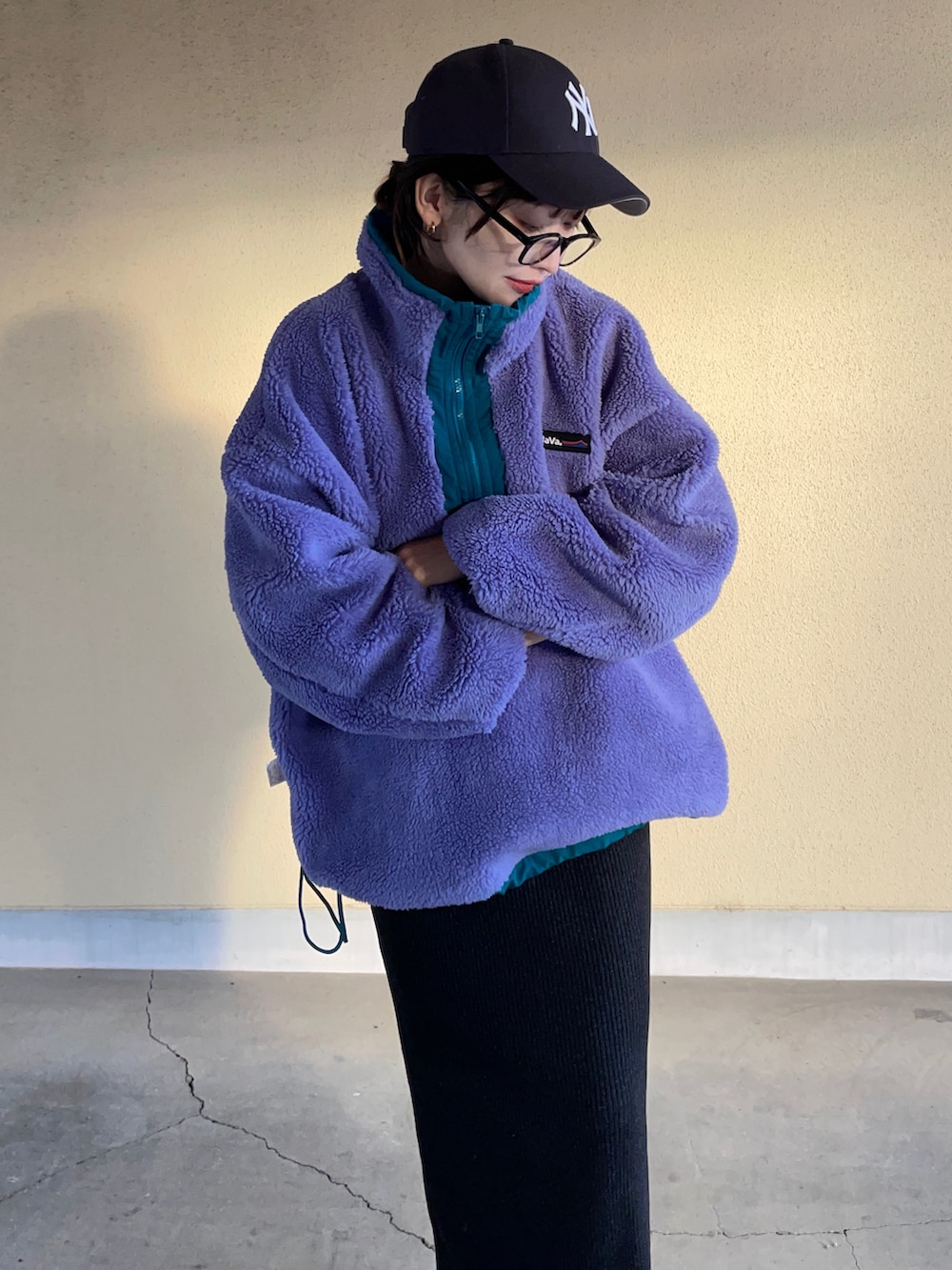 ブルー系のブルゾン、ベージュ系のモカシン/デッキシューズを着用したレディースの秋コーディネートの4枚目の写真