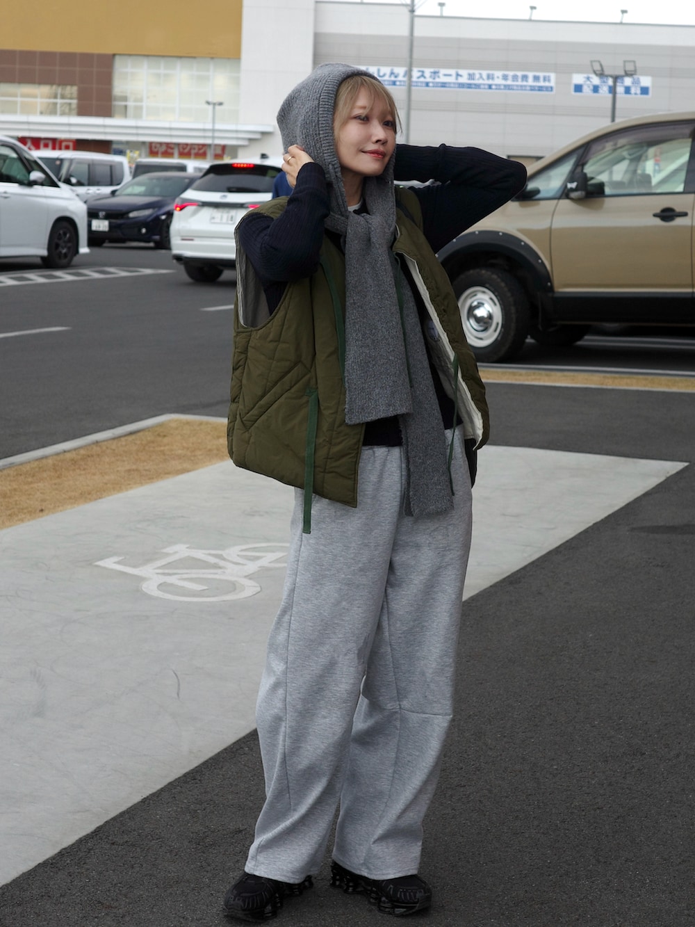 ブルー系のニット/セーター、ブラック系のスニーカーを着用したレディースの冬コーディネートの3枚目の写真